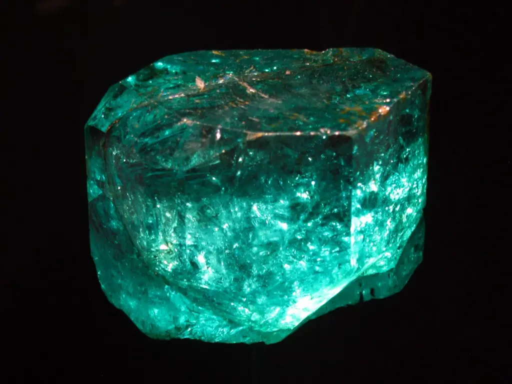 Exquisite Natural Emerald Gemstone Showcase